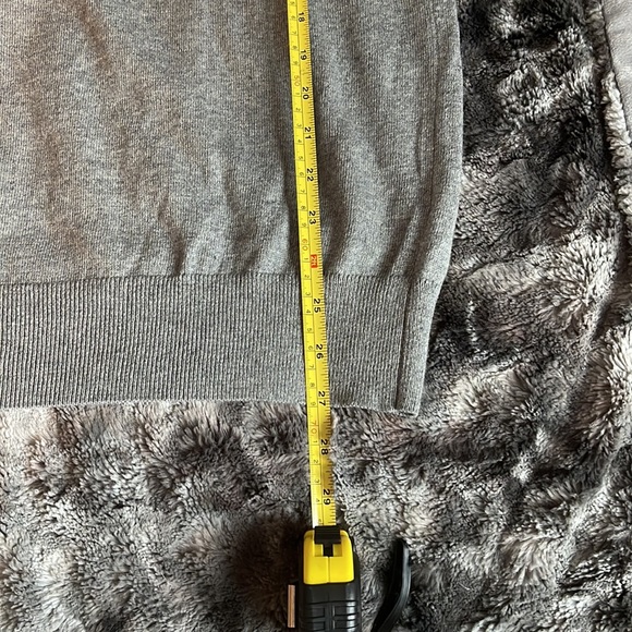 St. John’s Bay v-neck lightweight sweater. Men’s size Large - Picture 4 of 6